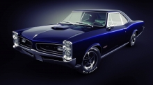 Синий Pontiac GTO на темном фоне